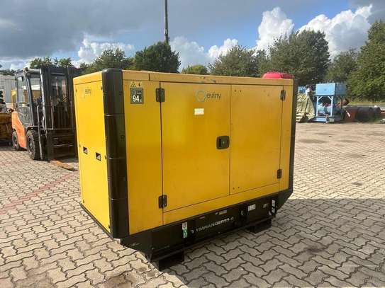 Moteur diesel industriel jaune avec batterie intégrée image 6
