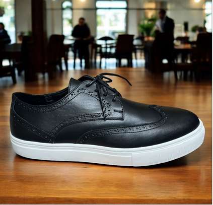 Chaussures cuir noir semelle blanche confort et style image 3