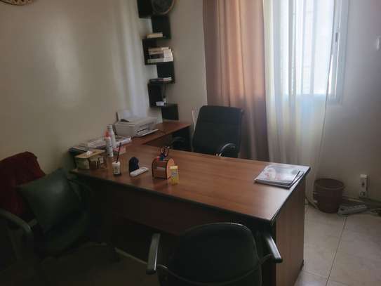 Bureau une pièce à louer par mois image 2