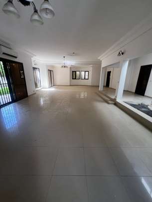 Très jolie villa F8 avec piscine aux Almadies image 7