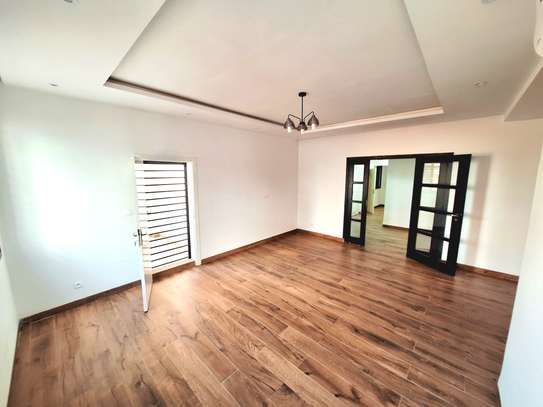 Superbe F4 aux Almadies zone de recasement image 3
