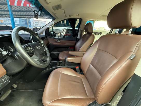 Hyundai Starex 9 places Exclusive 2019 image 8
