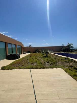 Villa neuve de 1000 m² pied dans l' eau Almadies image 4