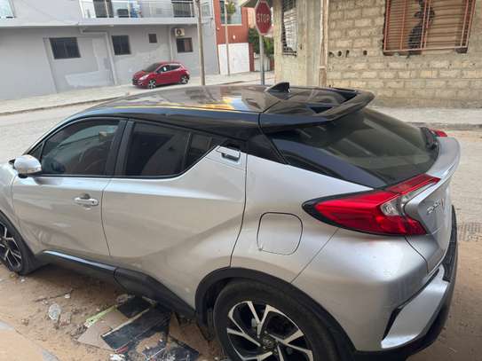 Toyota C-HR SUV compact argent jantes alliage noires image 3