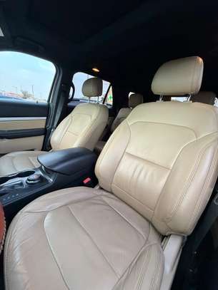 Ford Explorer XLT AWD image 7