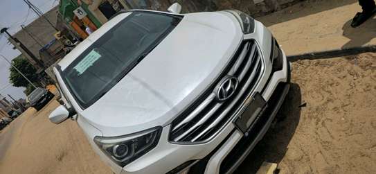 Hyundai Santa Fe SUV blanc essence spacieux image 3