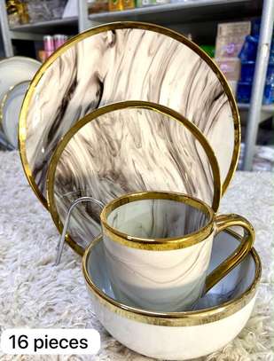 Service vaisselle porcelaine marbré liseré doré complet image 4