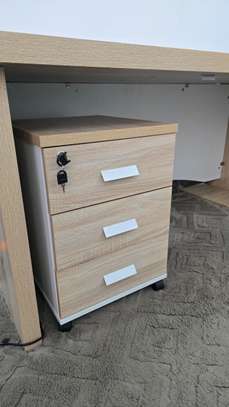 Bureau avec tirois+ compartiment pour clavier -très bon état image 7