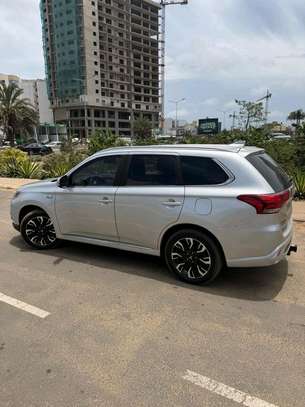 Mitsubishi outlander Phev image 2