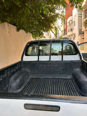 TOYOTA HILUX image 4