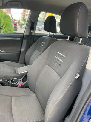 Toyota versso image 10