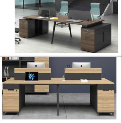 Bureau double bois foncé avec rangements et séparateurs image 2