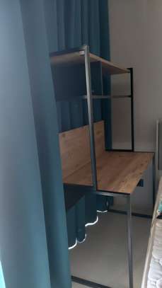 Bureau bois naturel et métal avec étagères intégrées image 3