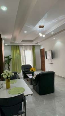 Appartement meublé de 3 chambres. Salon.à louer image 2