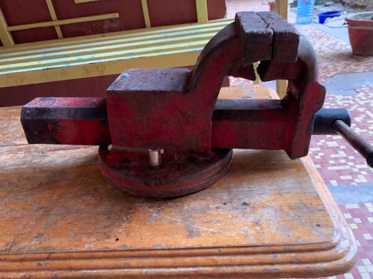Étau d’établi rotatif professionnel de 30kg. image 2