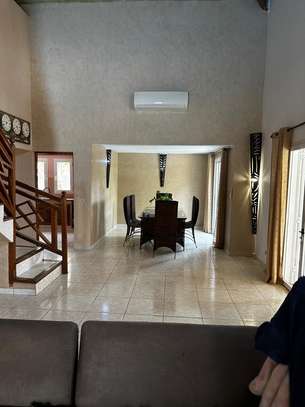 Villa bord de mer spacieuse avec piscine image 14