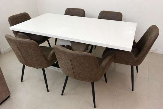 Table à manger design + 6 chaises en cuir — Comme neuve image 3