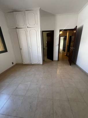 Très jolie villa F8 avec piscine aux Almadies image 11