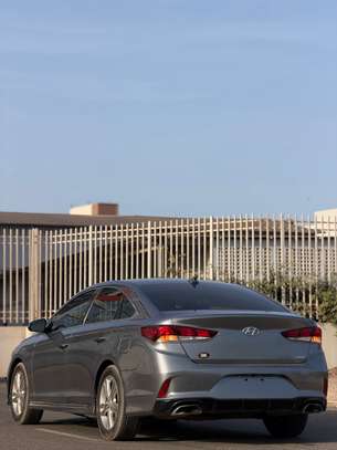Hyundai Sonata année 2018 berline gris métallisé image 4