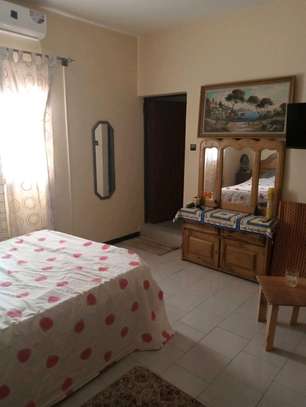 Villa neuve meublée de 500m2 à vendre à Mboro image 11