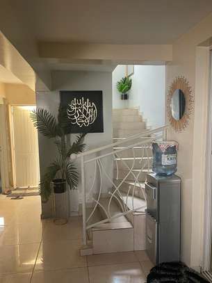 VILLA R+1 à Vendre  253 mètre carré Cité Al bazar Zac mbaw image 3