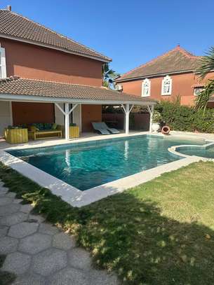 Villa bord de mer spacieuse avec piscine image 2