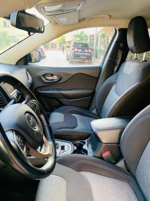 Jeep Cherokee image 4