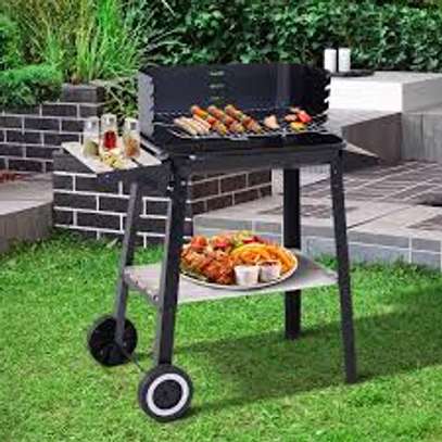 Barbecue charbon mobile avec étagères bois et roues image 3
