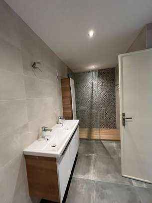 F5 DE 260M² A LOUER image 6
