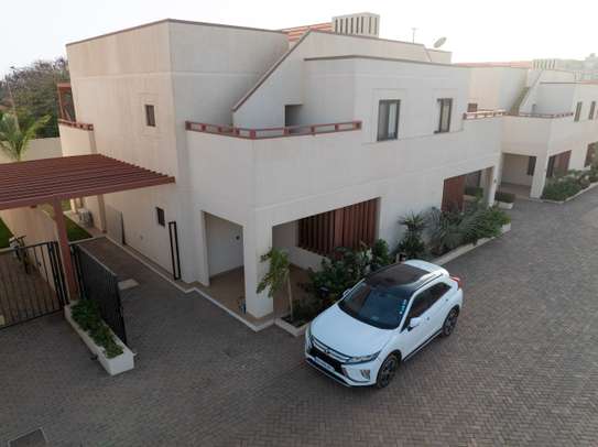 Villa familiale moderne avec jardin et loisirs image 3