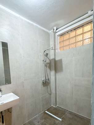 APPARTEMENT F4 SEMI MEUBLE  A LOUER A NGOR EN FACE DU STADE image 9