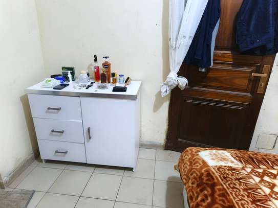 Lit queen size avec commodes, coiffeuse et miroir image 2