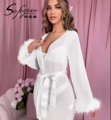 Peignoir transparent rose clair manches fourrure image 3