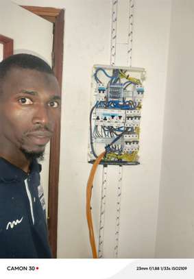 Besoin d un electricien professionnels image 3