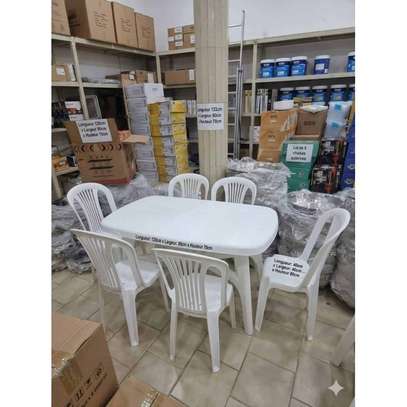 Table Rectangulaire et 6 Chaises en Plastique image 3