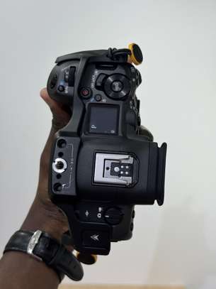 Canon EOS R5 Mark II Avec Cage + Station de charge image 5
