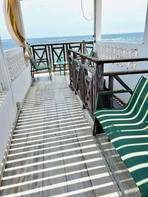 LA PREMIERE TINY HOUSE DES ALMADIES, PIEDS DANS L'EAU image 10