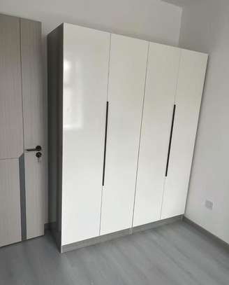 Armoire blanche 4 portes  tiroirs design moderne image 2