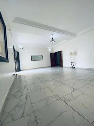 Appartement moderne à la Sicap Foire image 2