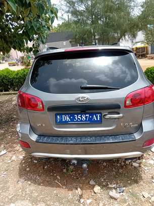Hyundai Santa Fe SUV 2010 image 2
