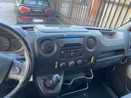 Renault Master utilitaire blanc grand volume image 9