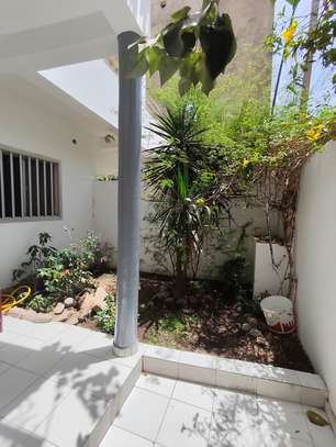 Villa semi-meublée à Louer – Sicap Amitié 3, Dakar image 3