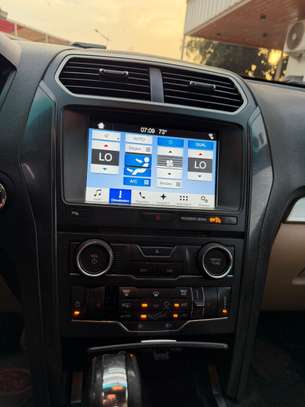 Ford Explorer XLT AWD image 5