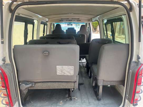 Toyota Hiace utilitaire blanc 14 places robuste image 8