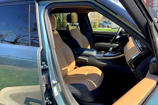 2025 Range Rover Sport P530 V8 Dynamic SE AWD image 4