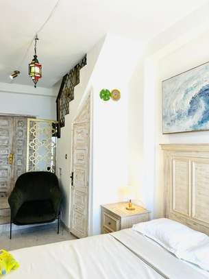 LA PREMIERE TINY HOUSE DES ALMADIES, PIEDS DANS L'EAU image 4