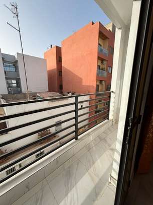 Mini studio meublé lumineux avec terrasse – Maristes Dakar image 2