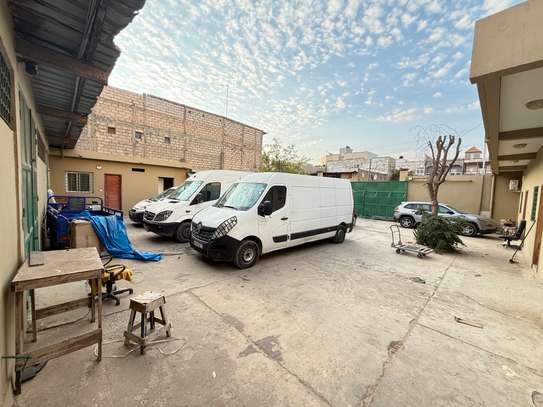 Dépôt à vendre – Maristes, emplacement stratégique (810 m²) image 2