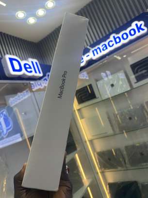MacBook Pro M5 Pro 16 pouces Ram 24Go SSD 1To Scellé image 3
