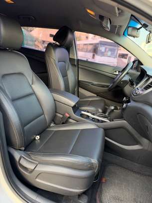 Hyundia Tucson image 12